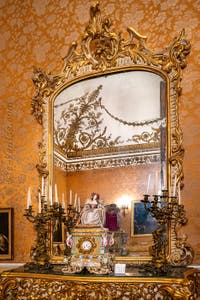 Le premier salon de la reine du palais royal de Naples en Italie