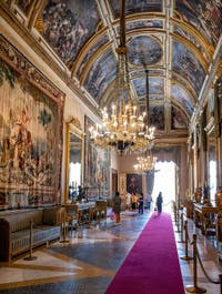 La salle des ambassadeurs du Palais Royal de Naples en Italie et les fresques de Belisario Corenzio