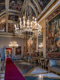 La salle des ambassadeurs du Palais Royal de Naples en Italie et les fresques de Belisario Corenzio
