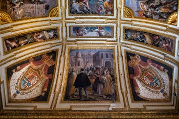 La salle des ambassadeurs du Palais Royal de Naples en Italie et les fresques de Belisario Corenzio