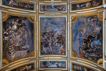 La salle des ambassadeurs du Palais Royal de Naples en Italie et les fresques de Belisario Corenzio