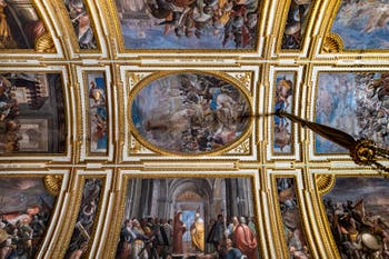 La salle des ambassadeurs du Palais Royal de Naples en Italie et les fresques de Belisario Corenzio