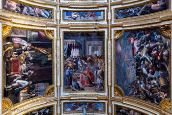 La salle des ambassadeurs du Palais Royal de Naples en Italie et les fresques de Belisario Corenzio