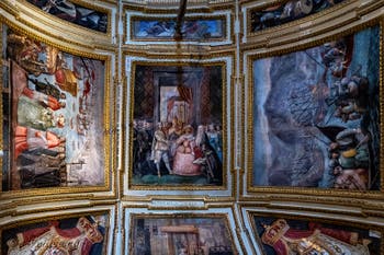 La salle des ambassadeurs du Palais Royal de Naples en Italie et les fresques de Belisario Corenzio