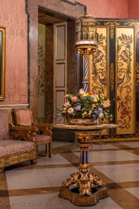 Guéridon avec volière, bouquet de fleurs et vues de Saint-Pétersbourg, salle des Flamands du Palais Royal de Naples