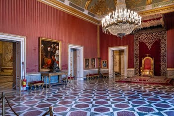 La salle du Trône du Palais Royal de Naples en Italie