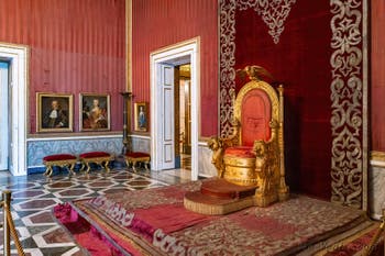 La salle du Trône du Palais Royal de Naples en Italie