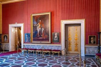 La salle du Trône du Palais Royal de Naples en Italie