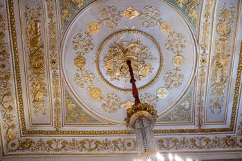 La salle du Trône du Palais Royal de Naples en Italie