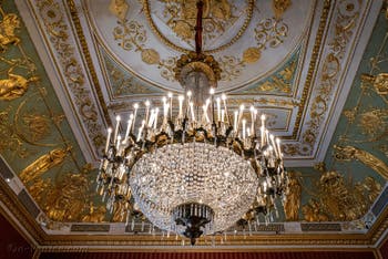 La salle du Trône du Palais Royal de Naples en Italie