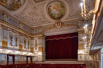 Le théâtre de la cour du Palais Royal de Naples en Italie