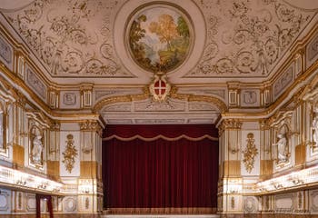Le théâtre de la cour du Palais Royal de Naples en Italie
