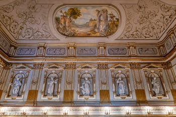 Le théâtre de la cour du Palais Royal de Naples en Italie
