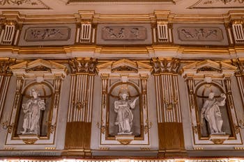 Le théâtre de la cour du Palais Royal de Naples en Italie