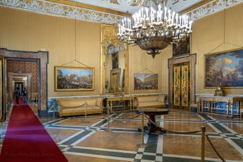 Le troisième salon de la reine du palais royal de Naples en Italie