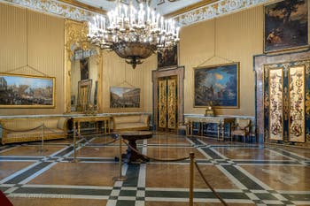 Le troisième salon de la reine du palais royal de Naples en Italie