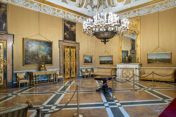 Le troisième salon de la reine du palais royal de Naples en Italie