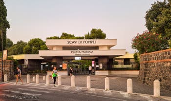 Entrée porte Marina des Ruines de Pompéi près de Naples en Italie