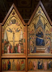 Giotto di Bondone, vesro du Triptyque Stefaneschi, la crucifixion de saint Pierre et le Christ en trône, à la Pinacothèque du Musée du Vatican à Rome