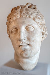 Tête d'Aphrodite au musée archéologique de Venise en Italie