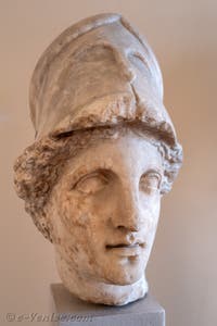 Tête d’Athéna avec un casque corinthien au musée archéologique de Venise en Italie