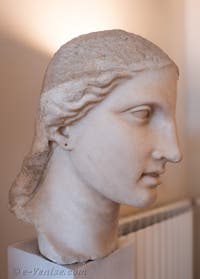 Tête d’Athéna au musée archéologique de Venise en Italie