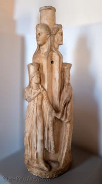 La déesse Hécate, Hékatéion et Charités au musée archéologique de Venise en Italie