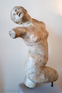 Hermaphrodite luttant avec un satyre au musée archéologique de Venise en Italie