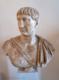 Empereur Trajan, type décennal, au musée archéologique de Venise en Italie
