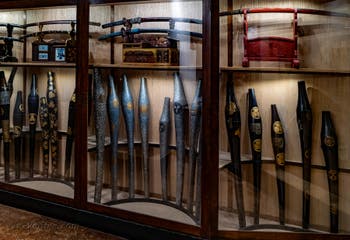 Katanas japonais et étuis de transport au musée d'Art Oriental Ca' Pesaro de Venise en Italie