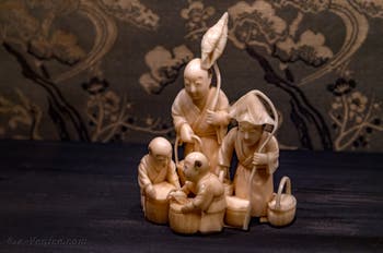 Petits Personnages avec des paniers et des fleurs (Japon) musée d'Art Oriental Ca' Pesaro de Venise en Italie