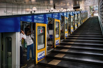 Le funiculaire de la ligne Montesanto à Naples en Italie