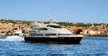 Les Ferries et hydroptères Aliscafi pour rejoindre les îles de Capri, Ischia et Procida