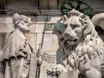 Balkon von Antonio Abbondi Scarpagnino mit dem Dogen Andrea Gritti vor dem St-Markus-Löwen an der Fassade der Piazzetta St Markus in Venedig