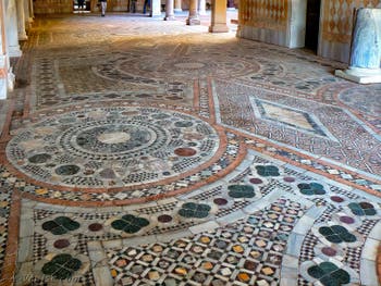 Les mosaïques de la cour du Palais de la Ca' d'Oro à Venise en Italie