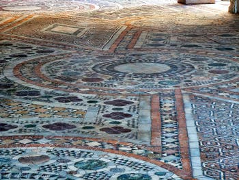 Les mosaïques de la cour du Palais de la Ca' d'Oro à Venise en Italie
