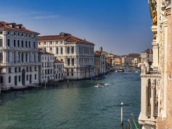 La vue sur le Grand Canal de Venise depuis le Palais de la Ca' d'Oro