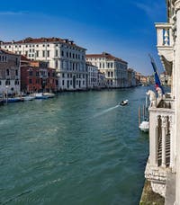 La vue sur le Grand Canal depuis le Palais de la Ca' d'Oro à Venise en Italie