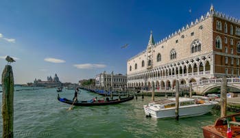 Dogenpalast neben dem Becken von St. Markus in Venedig