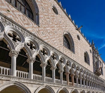 Façade du Palais des Doges sur la Piazzetta San Marco à Venise