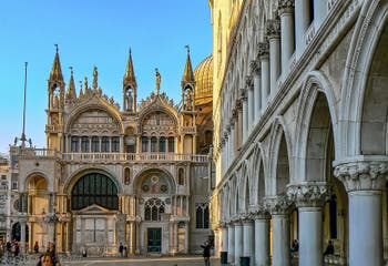 Le Palais des Doges et la Basilique Saint-Marc sur la Piazzetta San Marco à Venise