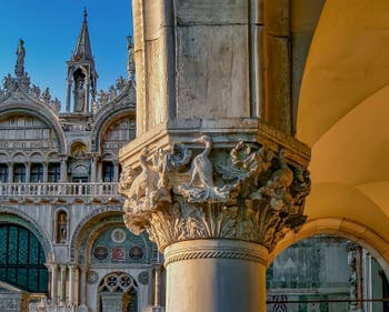 Chapiteau du Palais des Doges et la Basilique Saint-Marc à Venise