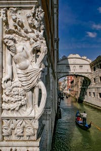 L'ivresse de Noé, sculpteurs Lombards XIV-XVe siècle, et le Pont des Soupirs à l'angle du Palais des Doges du côté du pont de la Paille à Venise