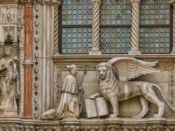Le Doge Francesco Foscari à genoux devant le Lion de Saint-Marc, Porta della Carta du Palais des Doges à Venise