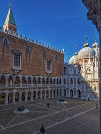 La cour intérieure du Palais des Doges à Venise, le Campanile et la basilique Saint-Marc