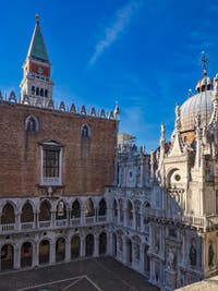 La cour du Palais des Doges et le Campanile et la Basilique Saint-Marc à Venise