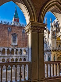 La Cour du Palais des Doges et le Campanile de Saint-Marc à Venise