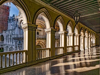Galerie sur la cour intérieure du Palais des Doges à Venise