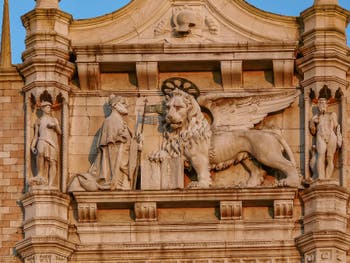 Balcon d'Antonio Abbondi Scarpagnino avec le Doge Andrea Gritti devant le Lion de Saint-Marc, sur la façade de la Piazzetta San Marco à Venise