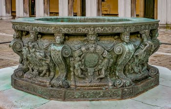 Puits en Bronze de Niccolo de Conti et Alfonso Alberghetti dans la cour du Palais des Doges à Venise